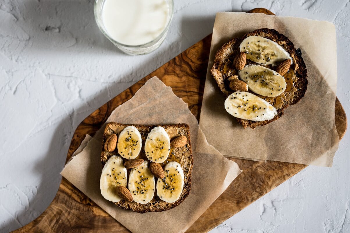 skrebutis su chia sėklomis - kornita pusryčių skrebutis su bananais ir chia sėklomis